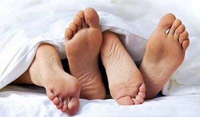 How is the human papilloma virus transmitted